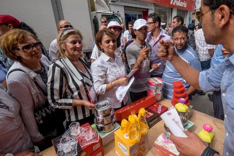 14 octobre 2014 : visite de terrain de la tête de liste Nidaa Tounes aux élections légsilatives sur Tunis 1, Leila Ouled Ali, au centre ville de Tunis. Les femmes ne représentent que 11% des candidats têtes de listes. Sortie en force Leila Ouled Ali a défilé dans les rues autour de l'avenue Bourguiba à Tunis, rencontrée les citoyens et scandée à de nombreuses reprises "Bajbouj président" en référence à leur président de parti Béji Caïd Essebsi candidat aux électiosn présidentielles.