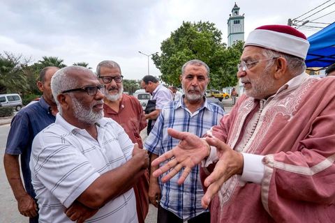 14 octobre 2014 : campagne électorale à la Cité Ettahrir, banlieue populaire de Tunis, de Abdelfattah Mourou, cofondateur du parti Ennahdha, et pour la première fois  candidat de Ennahdha en tête de liste de Tunis2. Dans une interview du début du mois M. Mourou a critiqué une nouvelle fois son parti, qui continue d’utiliser l’islam comme un slogan de mobilisation politique, es Nahdhaouis ont tort de reprendre le vieux slogan de «L’islam est la solution», croyant qu’il pourrait encore leur assurer la victoire.