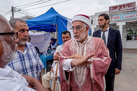 14 octobre 2014 : campagne électorale à la Cité Ettahrir, banlieue populaire de Tunis, de Abdelfattah Mourou, cofondateur du parti Ennahdha, et pour la première fois  candidat de Ennahdha en tête de liste de Tunis2. Dans une interview du début du mois M. Mourou a critiqué une nouvelle fois son parti, qui continue d’utiliser l’islam comme un slogan de mobilisation politique, es Nahdhaouis ont tort de reprendre le vieux slogan de «L’islam est la solution», croyant qu’il pourrait encore leur assurer la victoire.