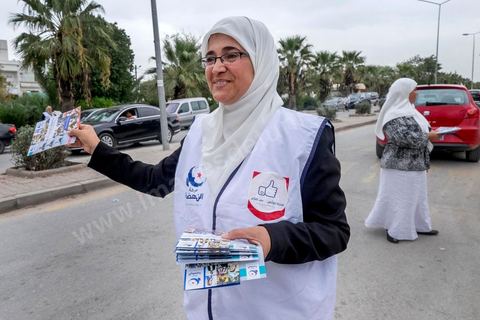 14 octobre 2014 : campagne électorale à la Cité Ettahrir, banlieue populaire de Tunis, de Abdelfattah Mourou, cofondateur du parti Ennahdha, et pour la première fois  candidat de Ennahdha en tête de liste de Tunis2. Dans une interview du début du mois M. Mourou a critiqué une nouvelle fois son parti, qui continue d’utiliser l’islam comme un slogan de mobilisation politique, es Nahdhaouis ont tort de reprendre le vieux slogan de «L’islam est la solution», croyant qu’il pourrait encore leur assurer la victoire.