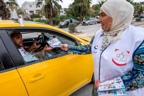 14 octobre 2014 : campagne électorale à la Cité Ettahrir, banlieue populaire de Tunis, de Abdelfattah Mourou, cofondateur du parti Ennahdha, et pour la première fois  candidat de Ennahdha en tête de liste de Tunis2. Dans une interview du début du mois M. Mourou a critiqué une nouvelle fois son parti, qui continue d’utiliser l’islam comme un slogan de mobilisation politique, es Nahdhaouis ont tort de reprendre le vieux slogan de «L’islam est la solution», croyant qu’il pourrait encore leur assurer la victoire.