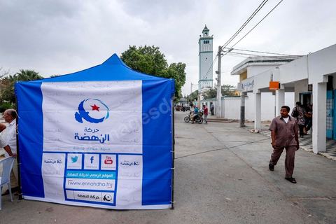 14 octobre 2014 : campagne électorale à la Cité Ettahrir, banlieue populaire de Tunis, de Abdelfattah Mourou, cofondateur du parti Ennahdha, et pour la première fois  candidat de Ennahdha en tête de liste de Tunis2. Dans une interview du début du mois M. Mourou a critiqué une nouvelle fois son parti, qui continue d’utiliser l’islam comme un slogan de mobilisation politique, es Nahdhaouis ont tort de reprendre le vieux slogan de «L’islam est la solution», croyant qu’il pourrait encore leur assurer la victoire.