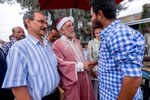 14 octobre 2014 : campagne électorale à la Cité Ettahrir, banlieue populaire de Tunis, de Abdelfattah Mourou, cofondateur du parti Ennahdha, et pour la première fois  candidat de Ennahdha en tête de liste de Tunis2. Dans une interview du début du mois M. Mourou a critiqué une nouvelle fois son parti, qui continue d’utiliser l’islam comme un slogan de mobilisation politique, es Nahdhaouis ont tort de reprendre le vieux slogan de «L’islam est la solution», croyant qu’il pourrait encore leur assurer la victoire.