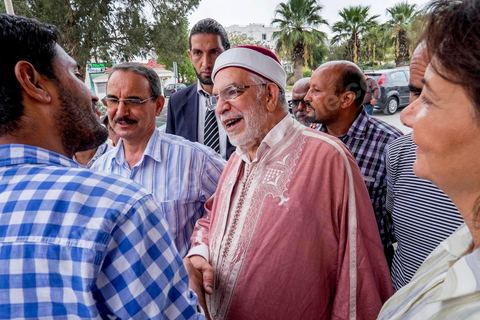 14 octobre 2014 : campagne électorale à la Cité Ettahrir, banlieue populaire de Tunis, de Abdelfattah Mourou, cofondateur du parti Ennahdha, et pour la première fois  candidat de Ennahdha en tête de liste de Tunis2. Dans une interview du début du mois M. Mourou a critiqué une nouvelle fois son parti, qui continue d’utiliser l’islam comme un slogan de mobilisation politique, es Nahdhaouis ont tort de reprendre le vieux slogan de «L’islam est la solution», croyant qu’il pourrait encore leur assurer la victoire.