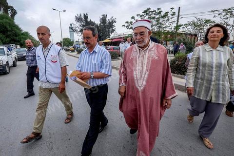 14 octobre 2014 : campagne électorale à la Cité Ettahrir, banlieue populaire de Tunis, de Abdelfattah Mourou, cofondateur du parti Ennahdha, et pour la première fois  candidat de Ennahdha en tête de liste de Tunis2. Dans une interview du début du mois M. Mourou a critiqué une nouvelle fois son parti, qui continue d’utiliser l’islam comme un slogan de mobilisation politique, es Nahdhaouis ont tort de reprendre le vieux slogan de «L’islam est la solution», croyant qu’il pourrait encore leur assurer la victoire.