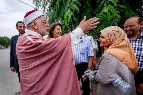 14 octobre 2014 : campagne électorale à la Cité Ettahrir, banlieue populaire de Tunis, de Abdelfattah Mourou, cofondateur du parti Ennahdha, et pour la première fois  candidat de Ennahdha en tête de liste de Tunis2. Dans une interview du début du mois M. Mourou a critiqué une nouvelle fois son parti, qui continue d’utiliser l’islam comme un slogan de mobilisation politique, es Nahdhaouis ont tort de reprendre le vieux slogan de «L’islam est la solution», croyant qu’il pourrait encore leur assurer la victoire.