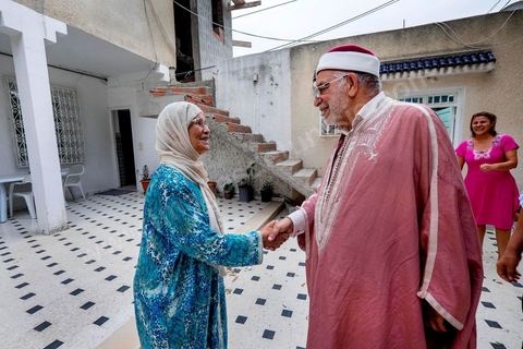 14 octobre 2014 : campagne électorale à la Cité Ettahrir, banlieue populaire de Tunis, de Abdelfattah Mourou, cofondateur du parti Ennahdha, et pour la première fois  candidat de Ennahdha en tête de liste de Tunis2. Dans une interview du début du mois M. Mourou a critiqué une nouvelle fois son parti, qui continue d’utiliser l’islam comme un slogan de mobilisation politique, es Nahdhaouis ont tort de reprendre le vieux slogan de «L’islam est la solution», croyant qu’il pourrait encore leur assurer la victoire.
