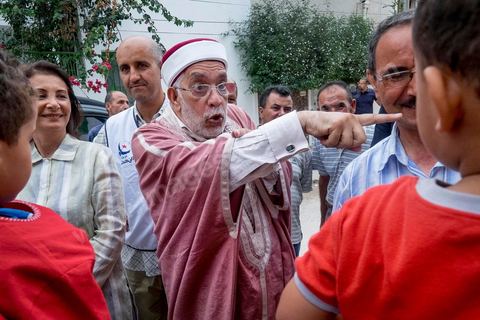 14 octobre 2014 : campagne électorale à la Cité Ettahrir, banlieue populaire de Tunis, de Abdelfattah Mourou, cofondateur du parti Ennahdha, et pour la première fois  candidat de Ennahdha en tête de liste de Tunis2. Dans une interview du début du mois M. Mourou a critiqué une nouvelle fois son parti, qui continue d’utiliser l’islam comme un slogan de mobilisation politique, es Nahdhaouis ont tort de reprendre le vieux slogan de «L’islam est la solution», croyant qu’il pourrait encore leur assurer la victoire.