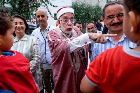 14 octobre 2014 : campagne électorale à la Cité Ettahrir, banlieue populaire de Tunis, de Abdelfattah Mourou, cofondateur du parti Ennahdha, et pour la première fois  candidat de Ennahdha en tête de liste de Tunis2. Dans une interview du début du mois M. Mourou a critiqué une nouvelle fois son parti, qui continue d’utiliser l’islam comme un slogan de mobilisation politique, es Nahdhaouis ont tort de reprendre le vieux slogan de «L’islam est la solution», croyant qu’il pourrait encore leur assurer la victoire.