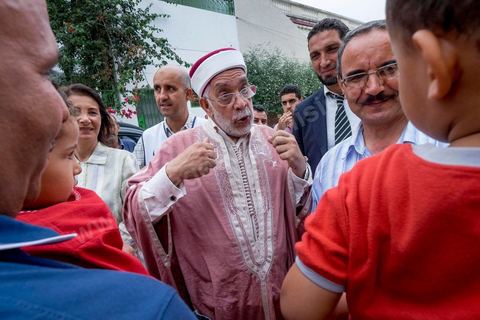 14 octobre 2014 : campagne électorale à la Cité Ettahrir, banlieue populaire de Tunis, de Abdelfattah Mourou, cofondateur du parti Ennahdha, et pour la première fois  candidat de Ennahdha en tête de liste de Tunis2. Dans une interview du début du mois M. Mourou a critiqué une nouvelle fois son parti, qui continue d’utiliser l’islam comme un slogan de mobilisation politique, es Nahdhaouis ont tort de reprendre le vieux slogan de «L’islam est la solution», croyant qu’il pourrait encore leur assurer la victoire.