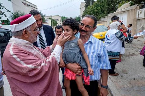 14 octobre 2014 : campagne électorale à la Cité Ettahrir, banlieue populaire de Tunis, de Abdelfattah Mourou, cofondateur du parti Ennahdha, et pour la première fois  candidat de Ennahdha en tête de liste de Tunis2. Dans une interview du début du mois M. Mourou a critiqué une nouvelle fois son parti, qui continue d’utiliser l’islam comme un slogan de mobilisation politique, es Nahdhaouis ont tort de reprendre le vieux slogan de «L’islam est la solution», croyant qu’il pourrait encore leur assurer la victoire.