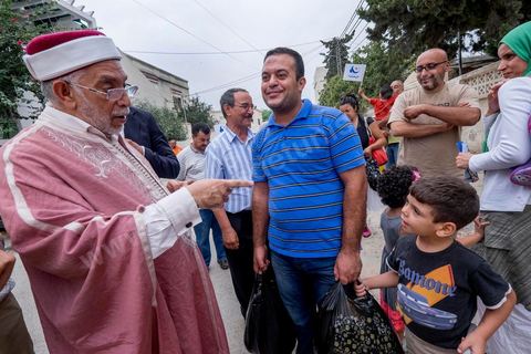 14 octobre 2014 : campagne électorale à la Cité Ettahrir, banlieue populaire de Tunis, de Abdelfattah Mourou, cofondateur du parti Ennahdha, et pour la première fois  candidat de Ennahdha en tête de liste de Tunis2. Dans une interview du début du mois M. Mourou a critiqué une nouvelle fois son parti, qui continue d’utiliser l’islam comme un slogan de mobilisation politique, es Nahdhaouis ont tort de reprendre le vieux slogan de «L’islam est la solution», croyant qu’il pourrait encore leur assurer la victoire.