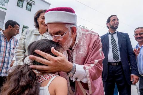14 octobre 2014 : campagne électorale à la Cité Ettahrir, banlieue populaire de Tunis, de Abdelfattah Mourou, cofondateur du parti Ennahdha, et pour la première fois  candidat de Ennahdha en tête de liste de Tunis2. Dans une interview du début du mois M. Mourou a critiqué une nouvelle fois son parti, qui continue d’utiliser l’islam comme un slogan de mobilisation politique, es Nahdhaouis ont tort de reprendre le vieux slogan de «L’islam est la solution», croyant qu’il pourrait encore leur assurer la victoire.