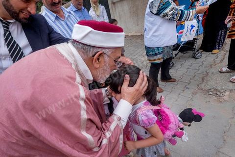14 octobre 2014 : campagne électorale à la Cité Ettahrir, banlieue populaire de Tunis, de Abdelfattah Mourou, cofondateur du parti Ennahdha, et pour la première fois  candidat de Ennahdha en tête de liste de Tunis2. Dans une interview du début du mois M. Mourou a critiqué une nouvelle fois son parti, qui continue d’utiliser l’islam comme un slogan de mobilisation politique, es Nahdhaouis ont tort de reprendre le vieux slogan de «L’islam est la solution», croyant qu’il pourrait encore leur assurer la victoire.