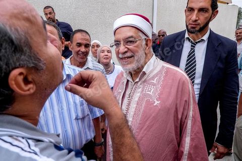 14 octobre 2014 : campagne électorale à la Cité Ettahrir, banlieue populaire de Tunis, de Abdelfattah Mourou, cofondateur du parti Ennahdha, et pour la première fois  candidat de Ennahdha en tête de liste de Tunis2. Dans une interview du début du mois M. Mourou a critiqué une nouvelle fois son parti, qui continue d’utiliser l’islam comme un slogan de mobilisation politique, es Nahdhaouis ont tort de reprendre le vieux slogan de «L’islam est la solution», croyant qu’il pourrait encore leur assurer la victoire.