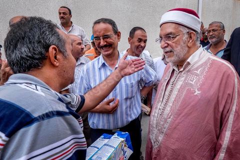 14 octobre 2014 : campagne électorale à la Cité Ettahrir, banlieue populaire de Tunis, de Abdelfattah Mourou, cofondateur du parti Ennahdha, et pour la première fois  candidat de Ennahdha en tête de liste de Tunis2. Dans une interview du début du mois M. Mourou a critiqué une nouvelle fois son parti, qui continue d’utiliser l’islam comme un slogan de mobilisation politique, es Nahdhaouis ont tort de reprendre le vieux slogan de «L’islam est la solution», croyant qu’il pourrait encore leur assurer la victoire.