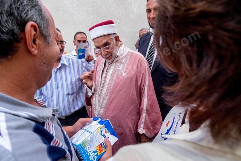 14 octobre 2014 : campagne électorale à la Cité Ettahrir, banlieue populaire de Tunis, de Abdelfattah Mourou, cofondateur du parti Ennahdha, et pour la première fois  candidat de Ennahdha en tête de liste de Tunis2. Dans une interview du début du mois M. Mourou a critiqué une nouvelle fois son parti, qui continue d’utiliser l’islam comme un slogan de mobilisation politique, es Nahdhaouis ont tort de reprendre le vieux slogan de «L’islam est la solution», croyant qu’il pourrait encore leur assurer la victoire.
