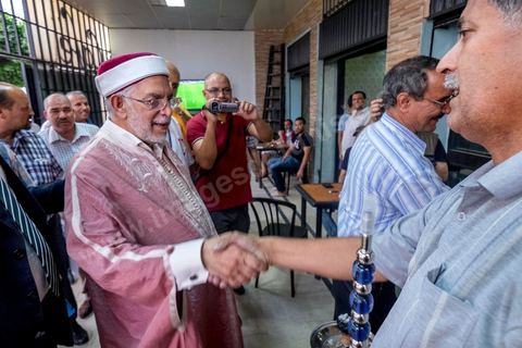 14 octobre 2014 : campagne électorale à la Cité Ettahrir, banlieue populaire de Tunis, de Abdelfattah Mourou, cofondateur du parti Ennahdha, et pour la première fois  candidat de Ennahdha en tête de liste de Tunis2. Dans une interview du début du mois M. Mourou a critiqué une nouvelle fois son parti, qui continue d’utiliser l’islam comme un slogan de mobilisation politique, es Nahdhaouis ont tort de reprendre le vieux slogan de «L’islam est la solution», croyant qu’il pourrait encore leur assurer la victoire.