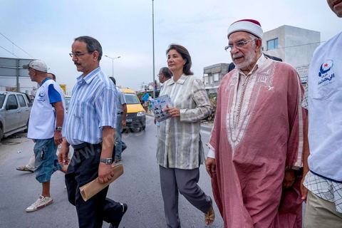 14 octobre 2014 : campagne électorale à la Cité Ettahrir, banlieue populaire de Tunis, de Abdelfattah Mourou, cofondateur du parti Ennahdha, et pour la première fois  candidat de Ennahdha en tête de liste de Tunis2. Dans une interview du début du mois M. Mourou a critiqué une nouvelle fois son parti, qui continue d’utiliser l’islam comme un slogan de mobilisation politique, es Nahdhaouis ont tort de reprendre le vieux slogan de «L’islam est la solution», croyant qu’il pourrait encore leur assurer la victoire.