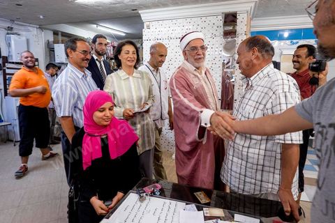 14 octobre 2014 : campagne électorale à la Cité Ettahrir, banlieue populaire de Tunis, de Abdelfattah Mourou, cofondateur du parti Ennahdha, et pour la première fois  candidat de Ennahdha en tête de liste de Tunis2. Dans une interview du début du mois M. Mourou a critiqué une nouvelle fois son parti, qui continue d’utiliser l’islam comme un slogan de mobilisation politique, es Nahdhaouis ont tort de reprendre le vieux slogan de «L’islam est la solution», croyant qu’il pourrait encore leur assurer la victoire.