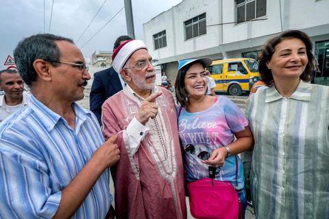 14 octobre 2014 : campagne électorale à la Cité Ettahrir, banlieue populaire de Tunis, de Abdelfattah Mourou, cofondateur du parti Ennahdha, et pour la première fois  candidat de Ennahdha en tête de liste de Tunis2. Dans une interview du début du mois M. Mourou a critiqué une nouvelle fois son parti, qui continue d’utiliser l’islam comme un slogan de mobilisation politique, es Nahdhaouis ont tort de reprendre le vieux slogan de «L’islam est la solution», croyant qu’il pourrait encore leur assurer la victoire.