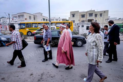 14 octobre 2014 : campagne électorale à la Cité Ettahrir, banlieue populaire de Tunis, de Abdelfattah Mourou, cofondateur du parti Ennahdha, et pour la première fois  candidat de Ennahdha en tête de liste de Tunis2. Dans une interview du début du mois M. Mourou a critiqué une nouvelle fois son parti, qui continue d’utiliser l’islam comme un slogan de mobilisation politique, es Nahdhaouis ont tort de reprendre le vieux slogan de «L’islam est la solution», croyant qu’il pourrait encore leur assurer la victoire.