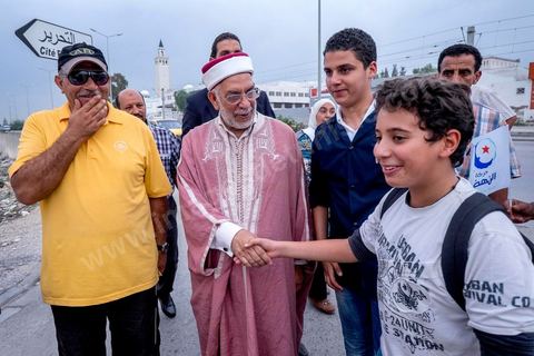 14 octobre 2014 : campagne électorale à la Cité Ettahrir, banlieue populaire de Tunis, de Abdelfattah Mourou, cofondateur du parti Ennahdha, et pour la première fois  candidat de Ennahdha en tête de liste de Tunis2. Dans une interview du début du mois M. Mourou a critiqué une nouvelle fois son parti, qui continue d’utiliser l’islam comme un slogan de mobilisation politique, es Nahdhaouis ont tort de reprendre le vieux slogan de «L’islam est la solution», croyant qu’il pourrait encore leur assurer la victoire.