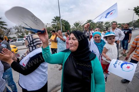 14 octobre 2014 : campagne électorale à la Cité Ettahrir, banlieue populaire de Tunis, de Abdelfattah Mourou, cofondateur du parti Ennahdha, et pour la première fois  candidat de Ennahdha en tête de liste de Tunis2. Dans une interview du début du mois M. Mourou a critiqué une nouvelle fois son parti, qui continue d’utiliser l’islam comme un slogan de mobilisation politique, es Nahdhaouis ont tort de reprendre le vieux slogan de «L’islam est la solution», croyant qu’il pourrait encore leur assurer la victoire.