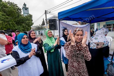14 octobre 2014 : campagne électorale à la Cité Ettahrir, banlieue populaire de Tunis, de Abdelfattah Mourou, cofondateur du parti Ennahdha, et pour la première fois  candidat de Ennahdha en tête de liste de Tunis2. Dans une interview du début du mois M. Mourou a critiqué une nouvelle fois son parti, qui continue d’utiliser l’islam comme un slogan de mobilisation politique, es Nahdhaouis ont tort de reprendre le vieux slogan de «L’islam est la solution», croyant qu’il pourrait encore leur assurer la victoire.