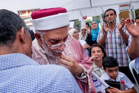 14 octobre 2014 : campagne électorale à la Cité Ettahrir, banlieue populaire de Tunis, de Abdelfattah Mourou, cofondateur du parti Ennahdha, et pour la première fois  candidat de Ennahdha en tête de liste de Tunis2. Dans une interview du début du mois M. Mourou a critiqué une nouvelle fois son parti, qui continue d’utiliser l’islam comme un slogan de mobilisation politique, es Nahdhaouis ont tort de reprendre le vieux slogan de «L’islam est la solution», croyant qu’il pourrait encore leur assurer la victoire.