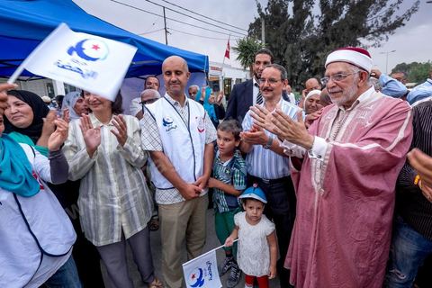 14 octobre 2014 : campagne électorale à la Cité Ettahrir, banlieue populaire de Tunis, de Abdelfattah Mourou, cofondateur du parti Ennahdha, et pour la première fois  candidat de Ennahdha en tête de liste de Tunis2. Dans une interview du début du mois M. Mourou a critiqué une nouvelle fois son parti, qui continue d’utiliser l’islam comme un slogan de mobilisation politique, es Nahdhaouis ont tort de reprendre le vieux slogan de «L’islam est la solution», croyant qu’il pourrait encore leur assurer la victoire.