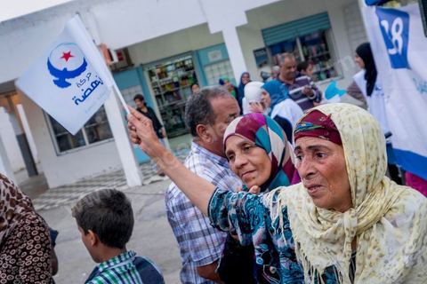 14 octobre 2014 : campagne électorale à la Cité Ettahrir, banlieue populaire de Tunis, de Abdelfattah Mourou, cofondateur du parti Ennahdha, et pour la première fois  candidat de Ennahdha en tête de liste de Tunis2. Dans une interview du début du mois M. Mourou a critiqué une nouvelle fois son parti, qui continue d’utiliser l’islam comme un slogan de mobilisation politique, es Nahdhaouis ont tort de reprendre le vieux slogan de «L’islam est la solution», croyant qu’il pourrait encore leur assurer la victoire.