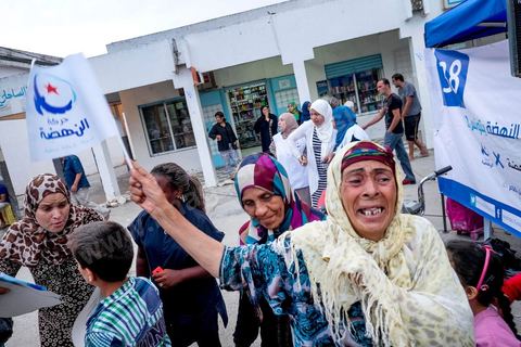 14 octobre 2014 : campagne électorale à la Cité Ettahrir, banlieue populaire de Tunis, de Abdelfattah Mourou, cofondateur du parti Ennahdha, et pour la première fois  candidat de Ennahdha en tête de liste de Tunis2. Dans une interview du début du mois M. Mourou a critiqué une nouvelle fois son parti, qui continue d’utiliser l’islam comme un slogan de mobilisation politique, es Nahdhaouis ont tort de reprendre le vieux slogan de «L’islam est la solution», croyant qu’il pourrait encore leur assurer la victoire.