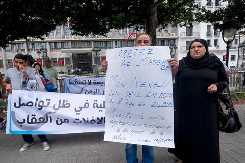 15 octobre 2014 : un sit-in devant le ministère de l'intérieur a rassemblé plusieurs dizaines de personnes, à l'appel de 27 organisations de la société civile, pour dénoncer les actes de torture policière en Tunisie. affichant des slogans tels que: "La torture est une atteinte à la dignité. La torture est un putsch contre la révolution" ou encore "La police torture et le ministère de l'intérieur dément". Manifestation organisée suite à la mort controversée de Mohamed Ali Snoussi en prison.