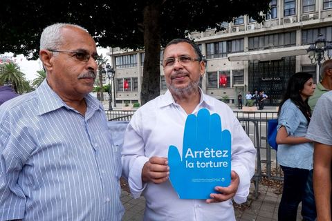15 octobre 2014 : un sit-in devant le ministère de l'intérieur a rassemblé plusieurs dizaines de personnes, à l'appel de 27 organisations de la société civile, pour dénoncer les actes de torture policière en Tunisie. affichant des slogans tels que: "La torture est une atteinte à la dignité. La torture est un putsch contre la révolution" ou encore "La police torture et le ministère de l'intérieur dément". Manifestation organisée suite à la mort controversée de Mohamed Ali Snoussi en prison.