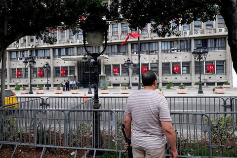 15 octobre 2014 : un sit-in devant le ministère de l'intérieur a rassemblé plusieurs dizaines de personnes, à l'appel de 27 organisations de la société civile, pour dénoncer les actes de torture policière en Tunisie. affichant des slogans tels que: "La torture est une atteinte à la dignité. La torture est un putsch contre la révolution" ou encore "La police torture et le ministère de l'intérieur dément". Manifestation organisée suite à la mort controversée de Mohamed Ali Snoussi en prison.