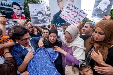 15 octobre 2014 : l'avocate Radhia Nasraoui, Présidente de l'association de luttre contre la torture en Tunisie. Un sit-in devant le ministère de l'intérieur a rassemblé plusieurs dizaines de personnes, à l'appel de 27 organisations de la société civile, pour dénoncer les actes de torture policière en Tunisie. affichant des slogans tels que: "La torture est une atteinte à la dignité. La torture est un putsch contre la révolution" ou encore "La police torture et le ministère de l'intérieur dément". Manifestation organisée suite à la mort controversée de Mohamed Ali Snoussi en prison.