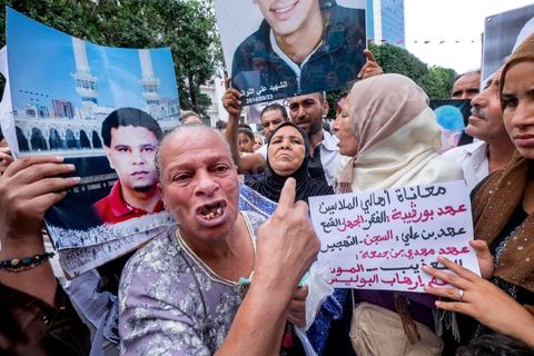 15 octobre 2014 : un sit-in devant le ministère de l'intérieur a rassemblé plusieurs dizaines de personnes, à l'appel de 27 organisations de la société civile, pour dénoncer les actes de torture policière en Tunisie. affichant des slogans tels que: "La torture est une atteinte à la dignité. La torture est un putsch contre la révolution" ou encore "La police torture et le ministère de l'intérieur dément". Manifestation organisée suite à la mort controversée de Mohamed Ali Snoussi en prison.