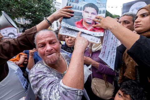 15 octobre 2014 : un sit-in devant le ministère de l'intérieur a rassemblé plusieurs dizaines de personnes, à l'appel de 27 organisations de la société civile, pour dénoncer les actes de torture policière en Tunisie. affichant des slogans tels que: "La torture est une atteinte à la dignité. La torture est un putsch contre la révolution" ou encore "La police torture et le ministère de l'intérieur dément". Manifestation organisée suite à la mort controversée de Mohamed Ali Snoussi en prison.