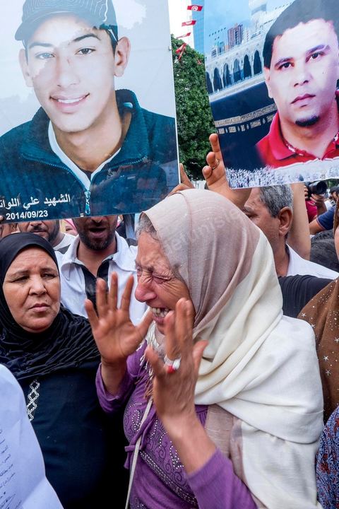 15 octobre 2014 : un sit-in devant le ministère de l'intérieur a rassemblé plusieurs dizaines de personnes, à l'appel de 27 organisations de la société civile, pour dénoncer les actes de torture policière en Tunisie. affichant des slogans tels que: "La torture est une atteinte à la dignité. La torture est un putsch contre la révolution" ou encore "La police torture et le ministère de l'intérieur dément". Manifestation organisée suite à la mort controversée de Mohamed Ali Snoussi en prison.