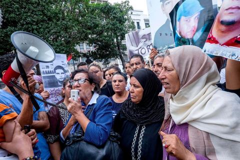 15 octobre 2014 : l'avocate Radhia Nasraoui, Présidente de l'association de luttre contre la torture en Tunisie. Un sit-in devant le ministère de l'intérieur a rassemblé plusieurs dizaines de personnes, à l'appel de 27 organisations de la société civile, pour dénoncer les actes de torture policière en Tunisie. affichant des slogans tels que: "La torture est une atteinte à la dignité. La torture est un putsch contre la révolution" ou encore "La police torture et le ministère de l'intérieur dément". Manifestation organisée suite à la mort controversée de Mohamed Ali Snoussi en prison.