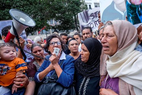 15 octobre 2014 : l'avocate Radhia Nasraoui, Présidente de l'association de luttre contre la torture en Tunisie. Un sit-in devant le ministère de l'intérieur a rassemblé plusieurs dizaines de personnes, à l'appel de 27 organisations de la société civile, pour dénoncer les actes de torture policière en Tunisie. affichant des slogans tels que: "La torture est une atteinte à la dignité. La torture est un putsch contre la révolution" ou encore "La police torture et le ministère de l'intérieur dément". Manifestation organisée suite à la mort controversée de Mohamed Ali Snoussi en prison.