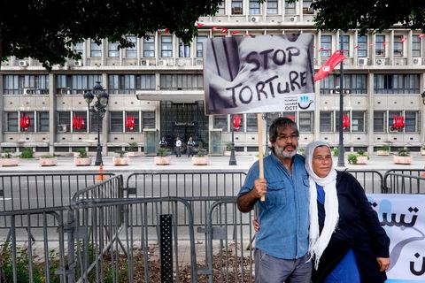 15 octobre 2014 : un sit-in devant le ministère de l'intérieur a rassemblé plusieurs dizaines de personnes, à l'appel de 27 organisations de la société civile, pour dénoncer les actes de torture policière en Tunisie. affichant des slogans tels que: "La torture est une atteinte à la dignité. La torture est un putsch contre la révolution" ou encore "La police torture et le ministère de l'intérieur dément". Manifestation organisée suite à la mort controversée de Mohamed Ali Snoussi en prison.