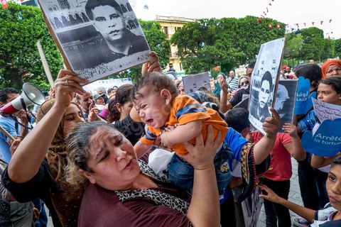 15 octobre 2014 : le fils, la femme et la mère de Mahamed Ali Snoussi. un sit-in devant le ministère de l'intérieur a rassemblé plusieurs dizaines de personnes, à l'appel de 27 organisations de la société civile, pour dénoncer les actes de torture policière en Tunisie. affichant des slogans tels que: "La torture est une atteinte à la dignité. La torture est un putsch contre la révolution" ou encore "La police torture et le ministère de l'intérieur dément". Manifestation organisée suite à la mort controversée de Mohamed Ali Snoussi en prison.