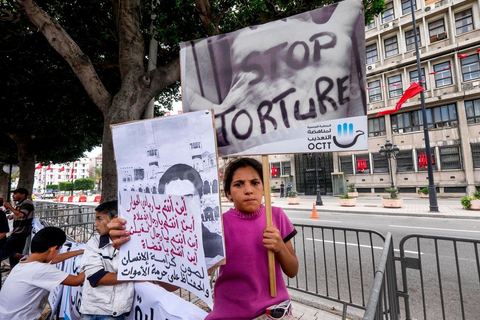 15 octobre 2014 : un sit-in devant le ministère de l'intérieur a rassemblé plusieurs dizaines de personnes, à l'appel de 27 organisations de la société civile, pour dénoncer les actes de torture policière en Tunisie. affichant des slogans tels que: "La torture est une atteinte à la dignité. La torture est un putsch contre la révolution" ou encore "La police torture et le ministère de l'intérieur dément". Manifestation organisée suite à la mort controversée de Mohamed Ali Snoussi en prison.