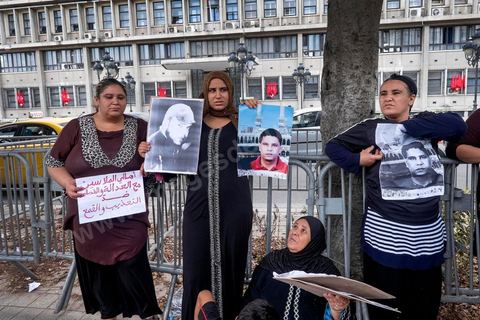 15 octobre 2014 : un sit-in devant le ministère de l'intérieur a rassemblé plusieurs dizaines de personnes, à l'appel de 27 organisations de la société civile, pour dénoncer les actes de torture policière en Tunisie. affichant des slogans tels que: "La torture est une atteinte à la dignité. La torture est un putsch contre la révolution" ou encore "La police torture et le ministère de l'intérieur dément". Manifestation organisée suite à la mort controversée de Mohamed Ali Snoussi en prison.