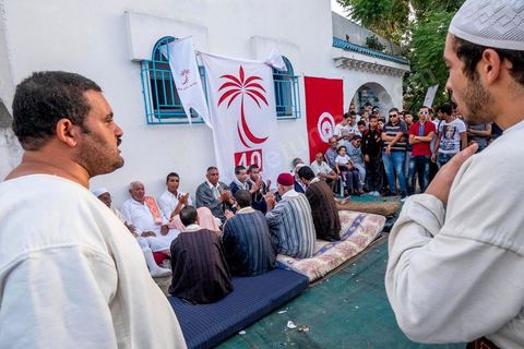 15 octobre 2014 : Saïd Aïdi, tête de liste de Nidaa Tounes pour les législatives dans la circonscription de Tunis 2, en campagne dans la quartier populaire de Sidi Daoud dans la banlieue nord de Tunis. Au milieu de la rue Nidaa Tounes a organisé une grande festivité populaire avec les chants de Souleymia et les danses de transe, suivi d'un grand couscous offert au militant du parti.
