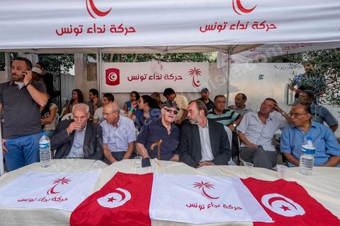 15 octobre 2014 : Saïd Aïdi, tête de liste de Nidaa Tounes pour les législatives dans la circonscription de Tunis 2, en campagne dans la quartier populaire de Sidi Daoud dans la banlieue nord de Tunis. Au milieu de la rue Nidaa Tounes a organisé une grande festivité populaire avec les chants de Souleymia et les danses de transe, suivi d'un grand couscous offert au militant du parti.