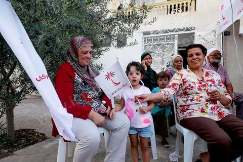15 octobre 2014 : Saïd Aïdi, tête de liste de Nidaa Tounes pour les législatives dans la circonscription de Tunis 2, en campagne dans la quartier populaire de Sidi Daoud dans la banlieue nord de Tunis. Au milieu de la rue Nidaa Tounes a organisé une grande festivité populaire avec les chants de Souleymia et les danses de transe, suivi d'un grand couscous offert au militant du parti.