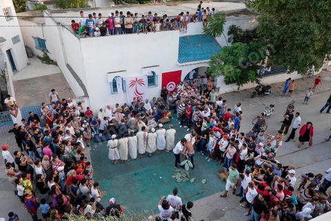 15 octobre 2014 : Saïd Aïdi, tête de liste de Nidaa Tounes pour les législatives dans la circonscription de Tunis 2, en campagne dans la quartier populaire de Sidi Daoud dans la banlieue nord de Tunis. Au milieu de la rue Nidaa Tounes a organisé une grande festivité populaire avec les chants de Souleymia et les danses de transe, suivi d'un grand couscous offert au militant du parti.